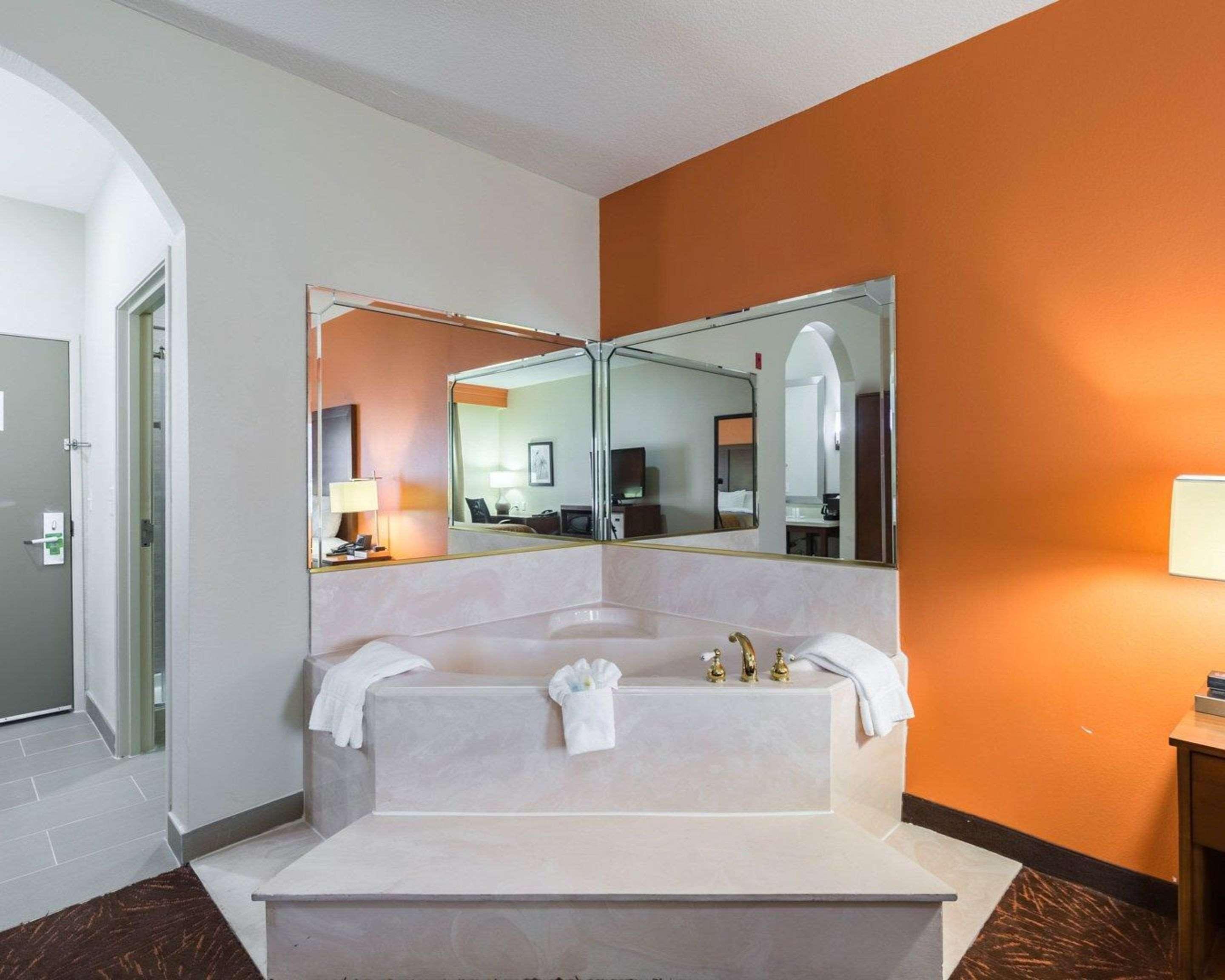 Econo Lodge Inn & Suites East Houston I-10 Eksteriør billede