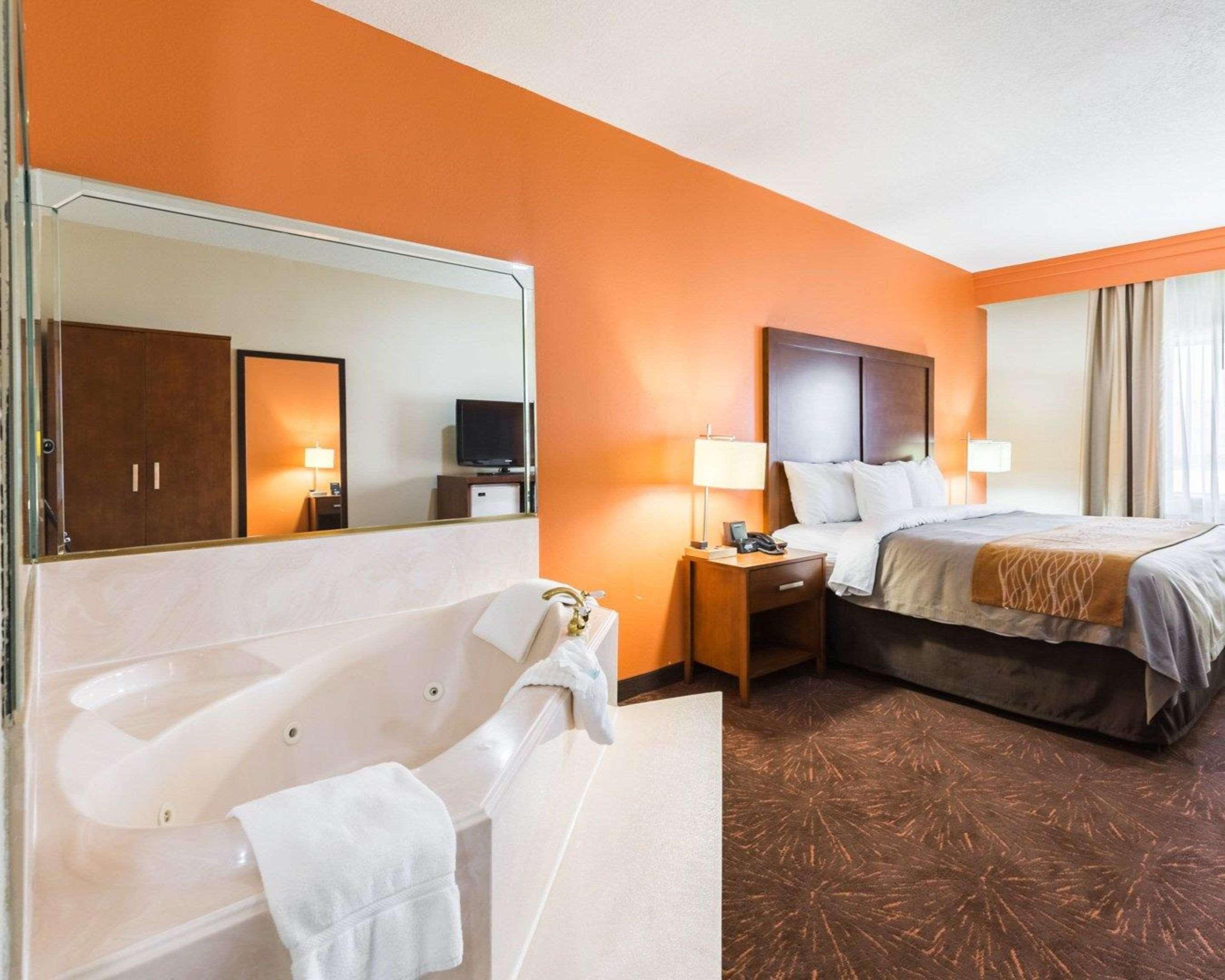 Econo Lodge Inn & Suites East Houston I-10 Eksteriør billede