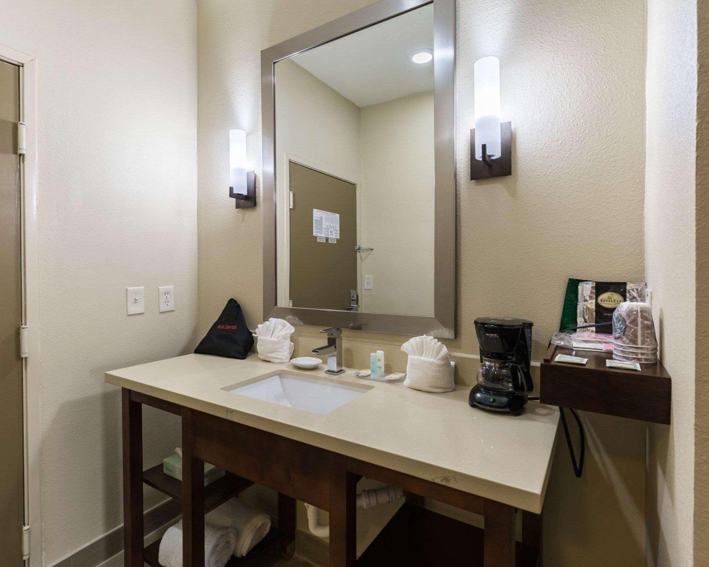 Econo Lodge Inn & Suites East Houston I-10 Eksteriør billede