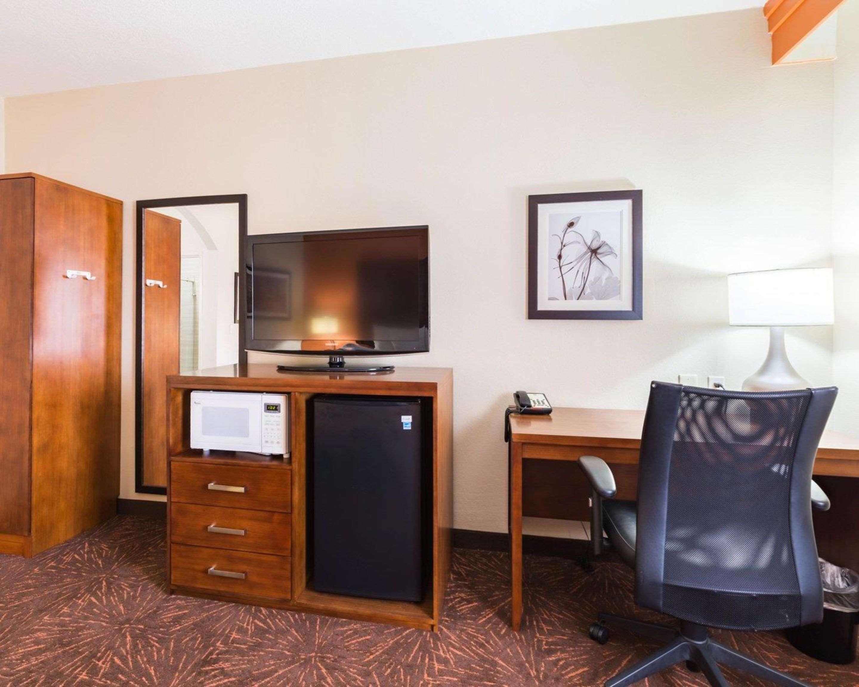 Econo Lodge Inn & Suites East Houston I-10 Eksteriør billede