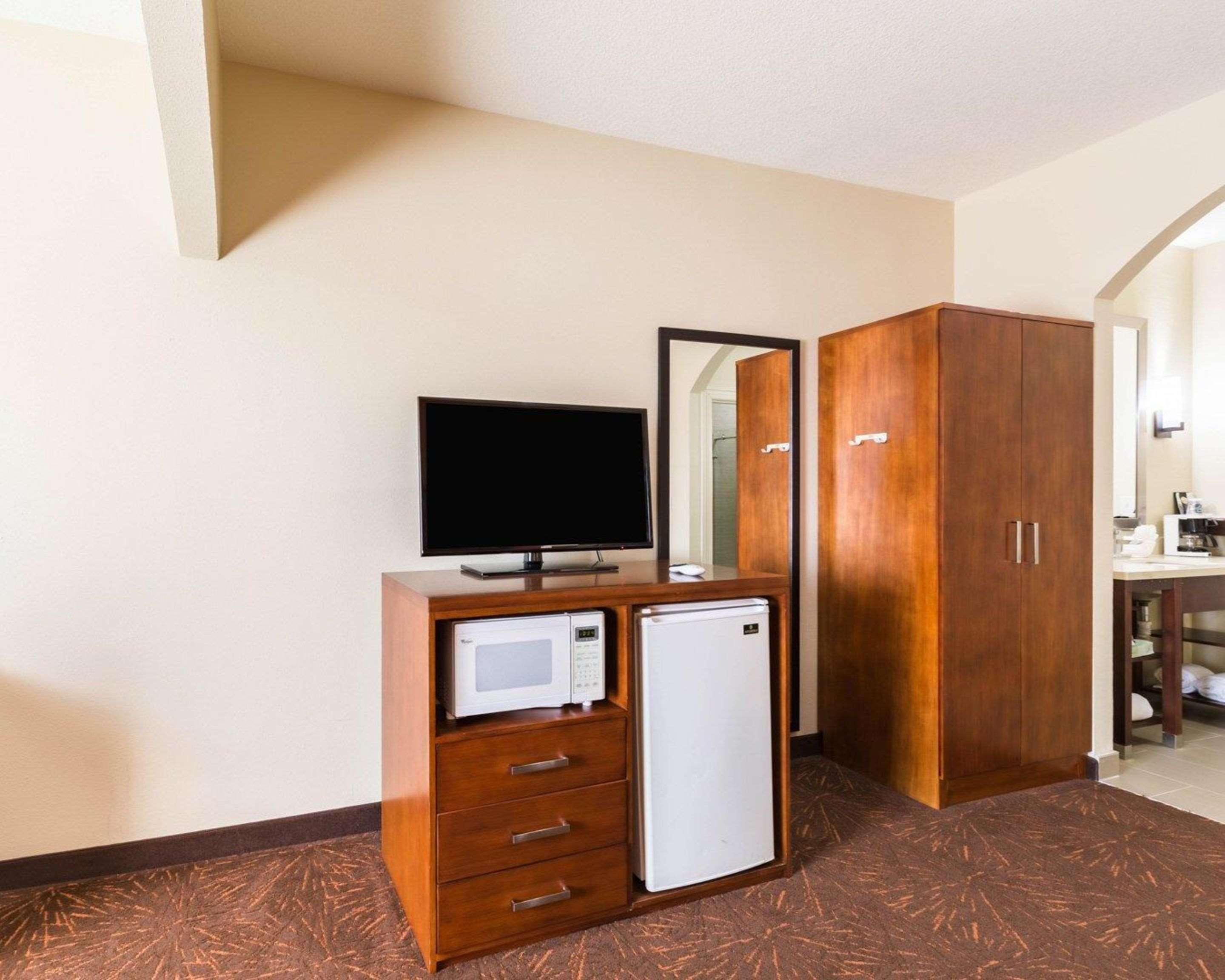 Econo Lodge Inn & Suites East Houston I-10 Eksteriør billede