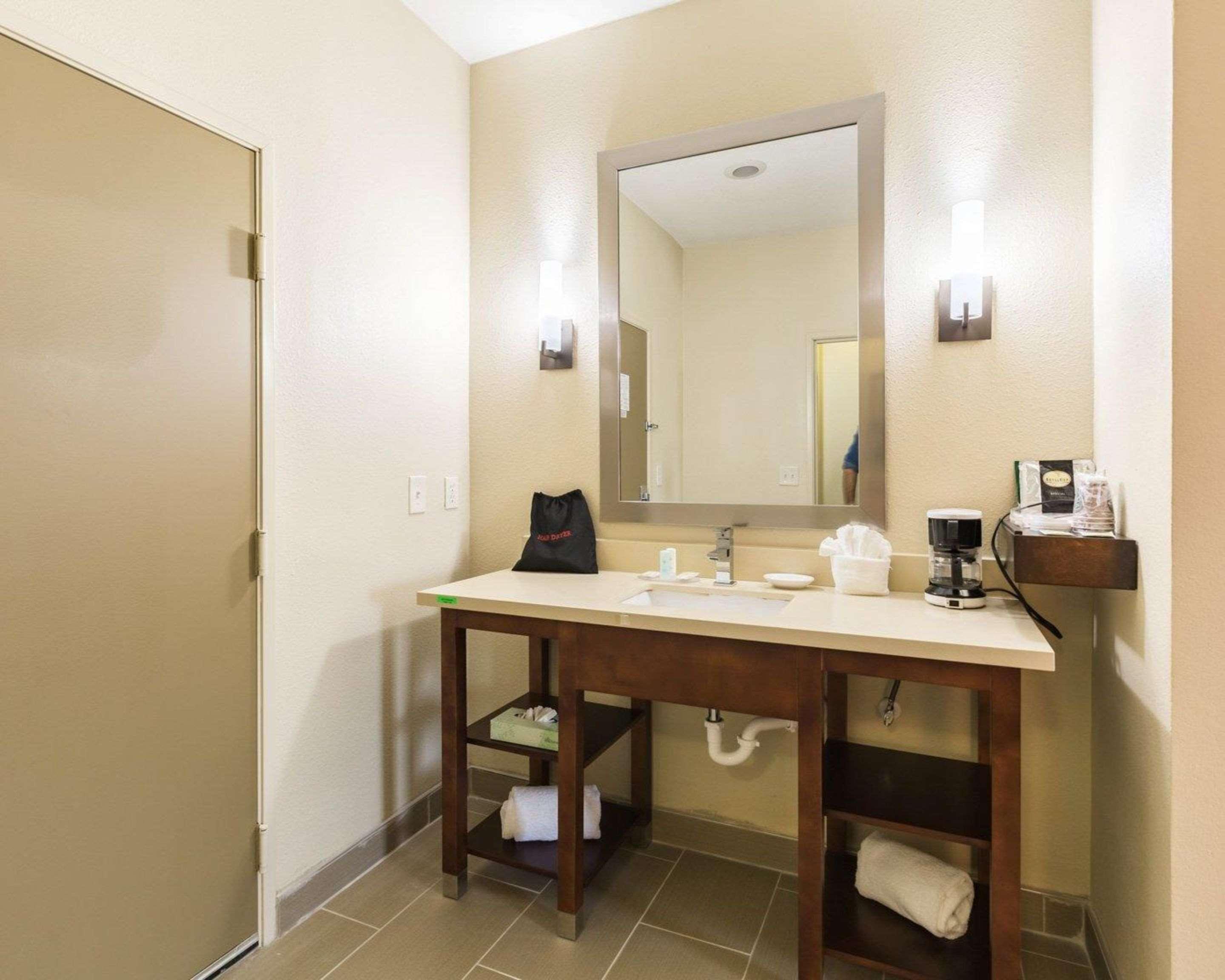 Econo Lodge Inn & Suites East Houston I-10 Eksteriør billede